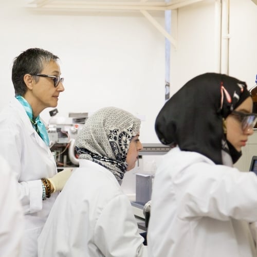 Trois femmes en laboratoire.
