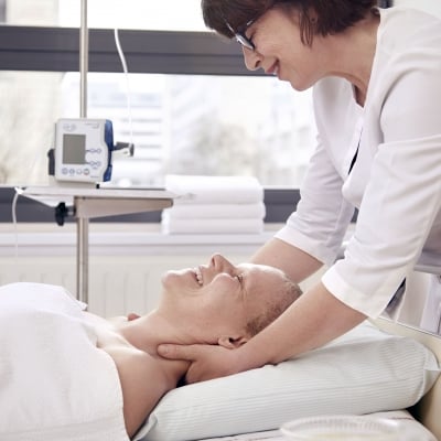 Une personne s'occupe d'un patient